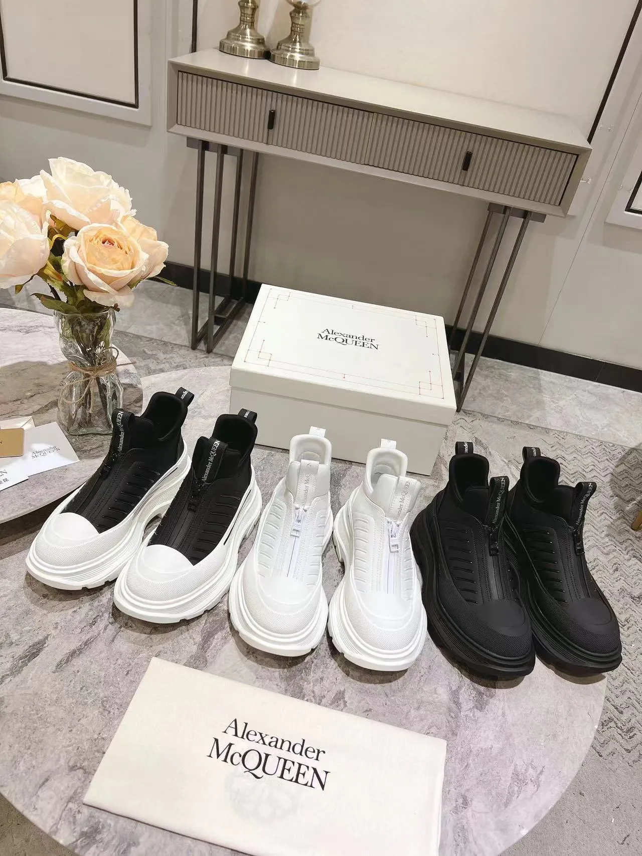 👟👟Ex-factory price 600👟👟 Men's size +10 2023 McQueen classic hot style, top version! ALEXANDERAIexanderMcQUEEN✅ has been certified. The latest 2023 counters will be launched at the same time, international T stage catwalk models. 💯Purchased from top ZP, the original version is 1:1 customized, perfectly reproduced, embellished with waterproof zippers on off-road inspired clothing, with imported anti-wear super soft sock cuffs, 3D glue bright strips, excellent comfort, outsole: original TPU double-layer combination outsole. Fabric: Imported silk cow leather Lining: Imported super soft Lycra/space cloth Foot pads: Imported silk sheepskin Size: 35-40 for women, 39-45 for men. Color: all black, black and white, all white, (add 10 for men’s model)